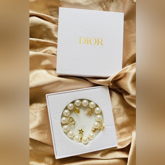 NWT Rare Beautiful Dior Beauty Faux Pearl Charm Bracelet! - Picture 2 of 3
